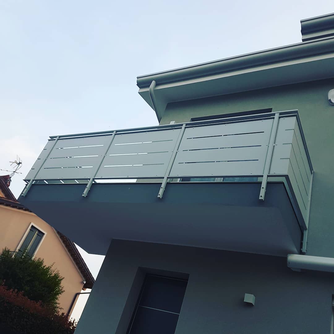 Poggiolo metallico